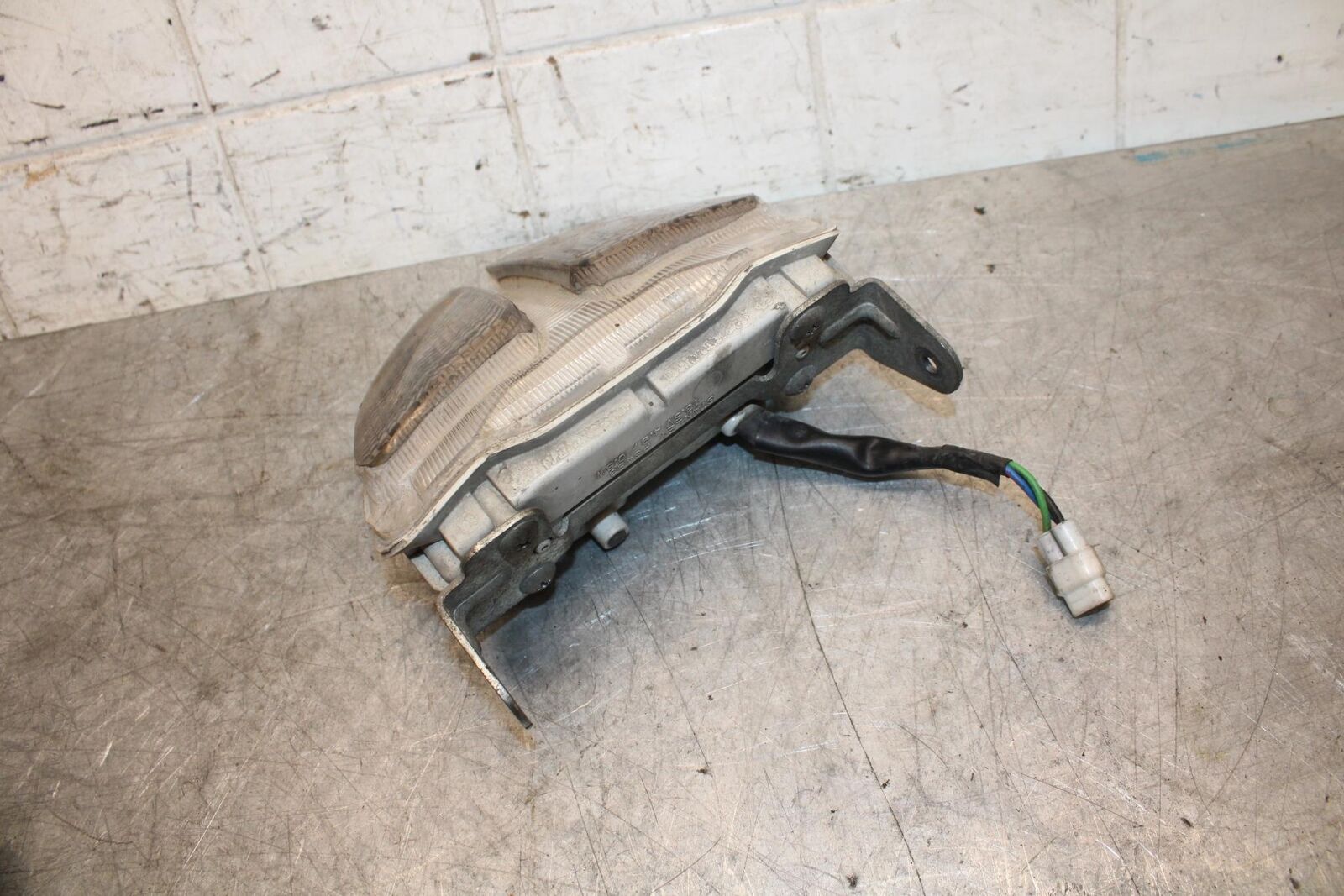 2007 Suzuki GSXR600 REAR TAIL TAILLIGHT BACK BRAKE LIGHT 35710-01H30 BB540