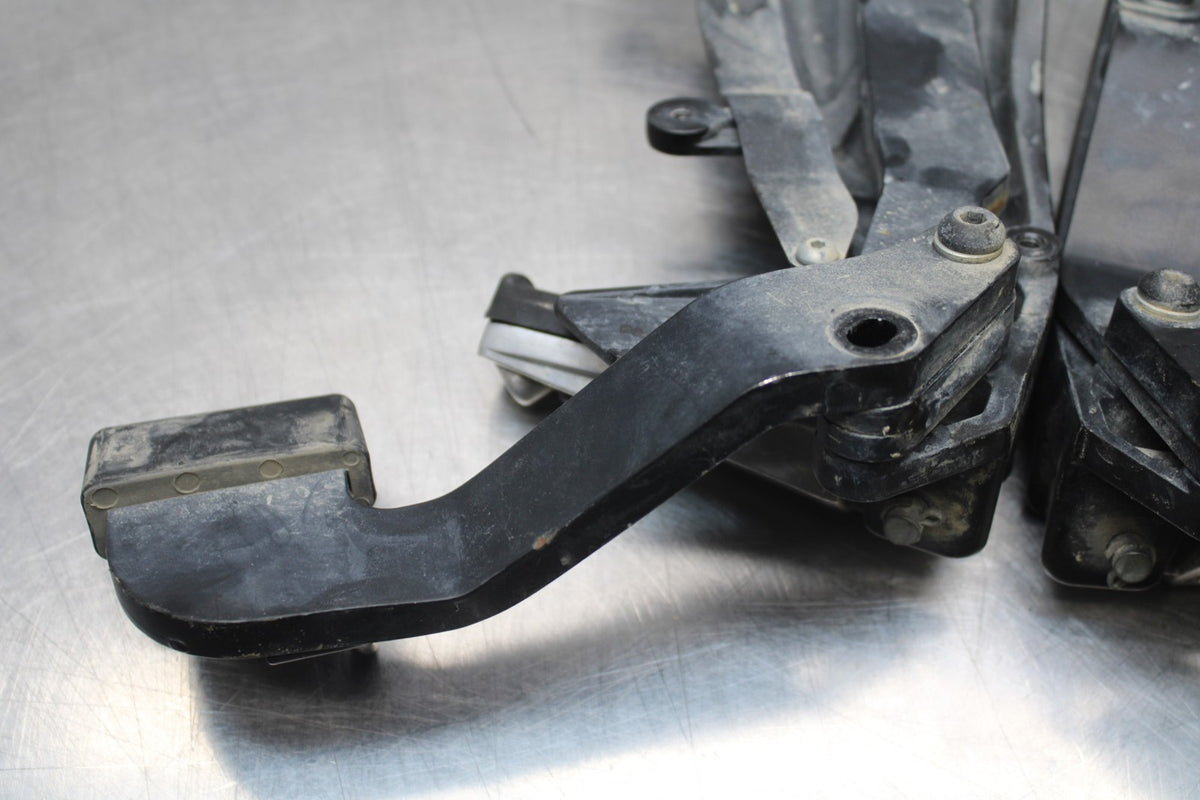 18 YAMAHA SUPER TENERE REAR BACK PASSENGER PEG SET PAIR BB832