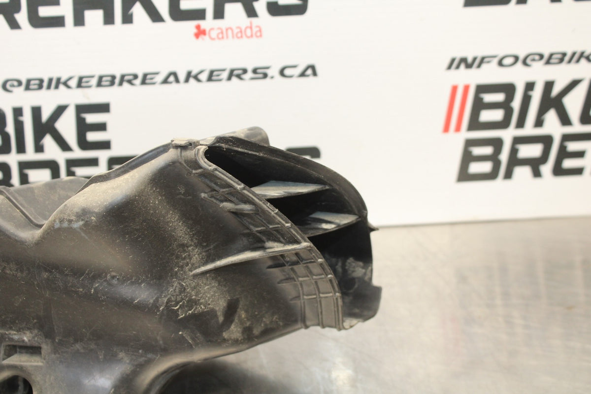 11-22 SUZUKI GSXR 600  RIGHT RAM AIR INTAKE DUCT TUBE BB193