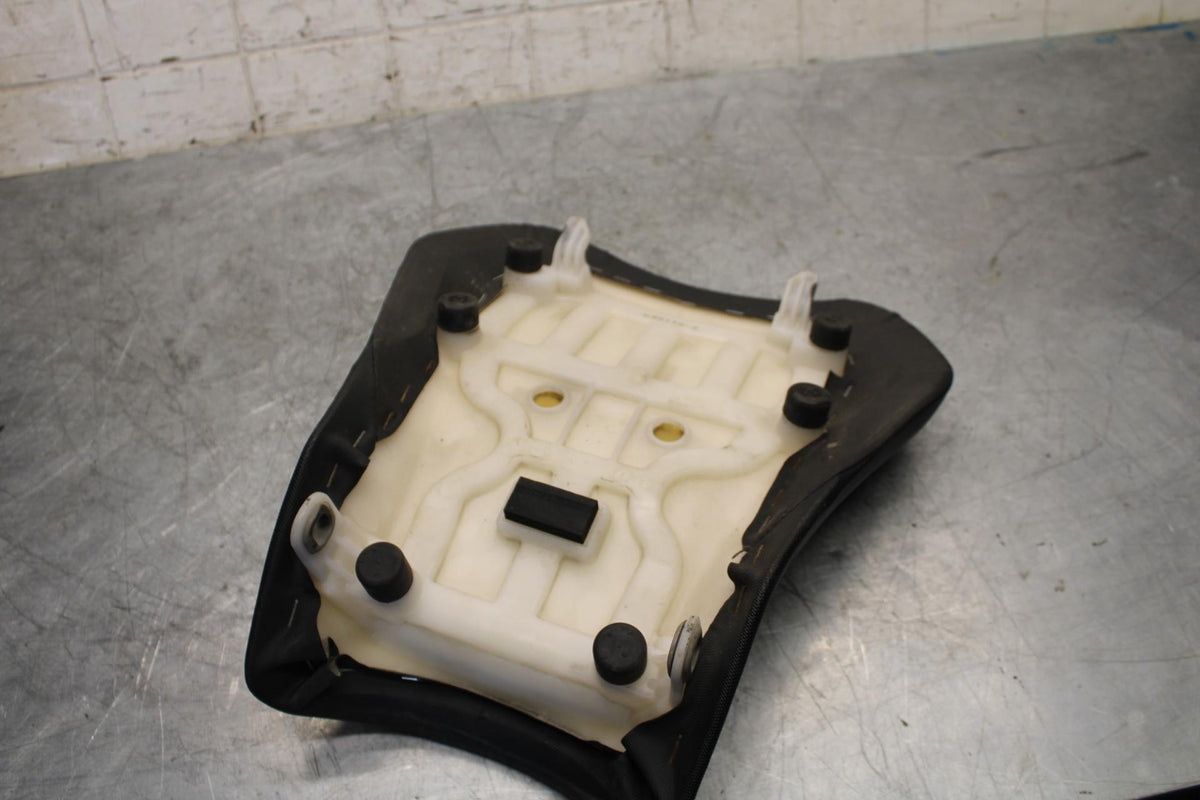 2017 Suzuki GSXR600 FRONT DRIVERS SEAT PAD SADDLE PILLION 45100-14J10-DW2 BB527