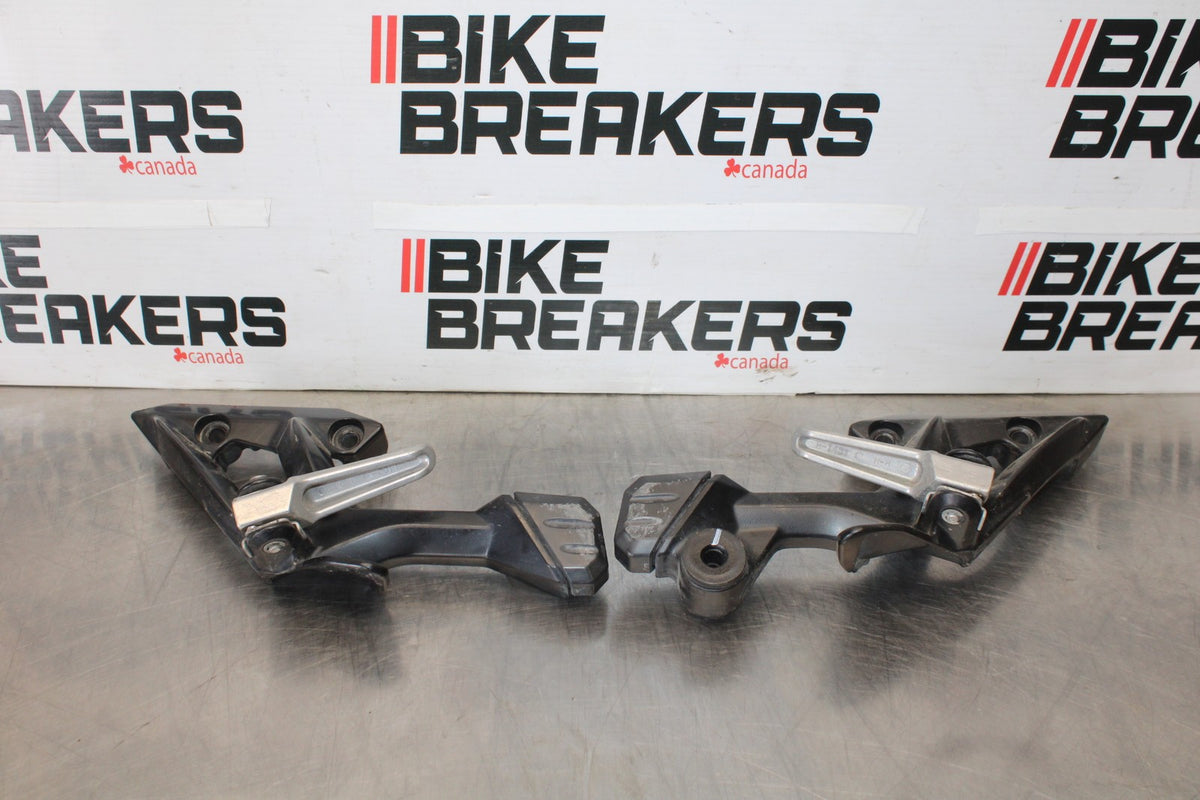 09 KAWASAKI CONCOURS 14 ZG1400B REAR BACK PASSENGER PEG SET PAIR BB875