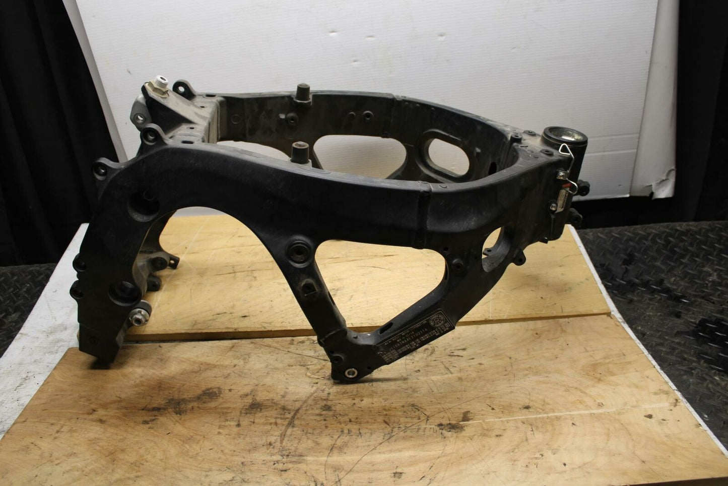 11-17 SUZUKI GSXR750 FRAME CHASSIS BB320
