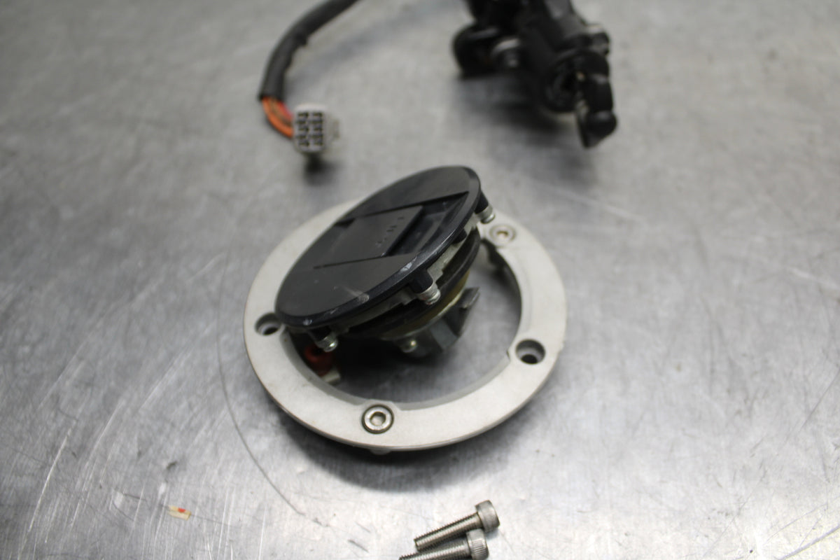 11-24 SUZUKI GSXR750 IGNITION LOCK KEY SET W/ GAS CAP BB128