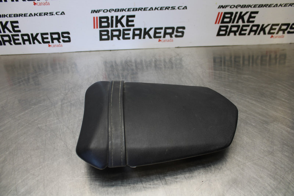 04-05 YAMAHA YZF R1 REAR BACK PASSENGER TANDEM SEAT PAD SADDLE PILLION BB173
