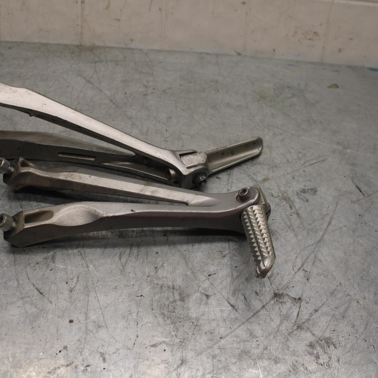 07-08 YAMAHA YZF R1 REAR BACK PASSENGER PEG SET PAIR BB425