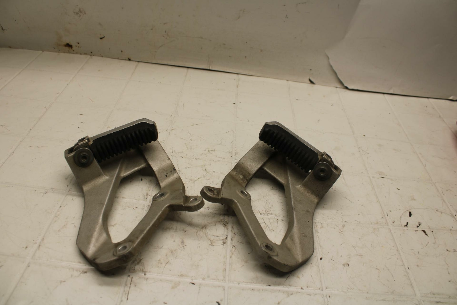 93-96 SUZUKI GSXR1100W REAR BACK PASSENGER PEG SET PAIR BB12