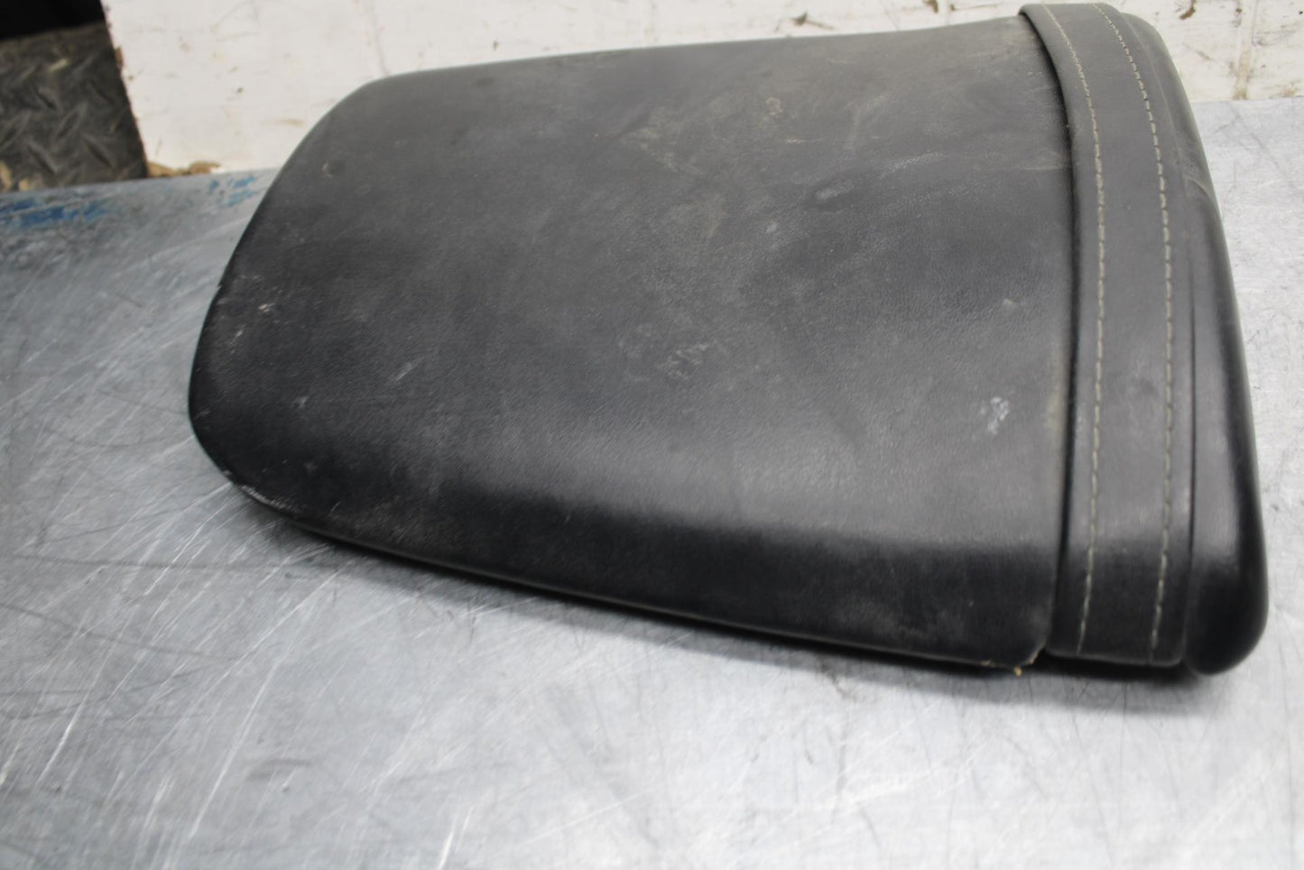 05-06 HONDA CBR600RR REAR BACK PASSENGER TANDEM SEAT PAD SADDLE PILLION BB484