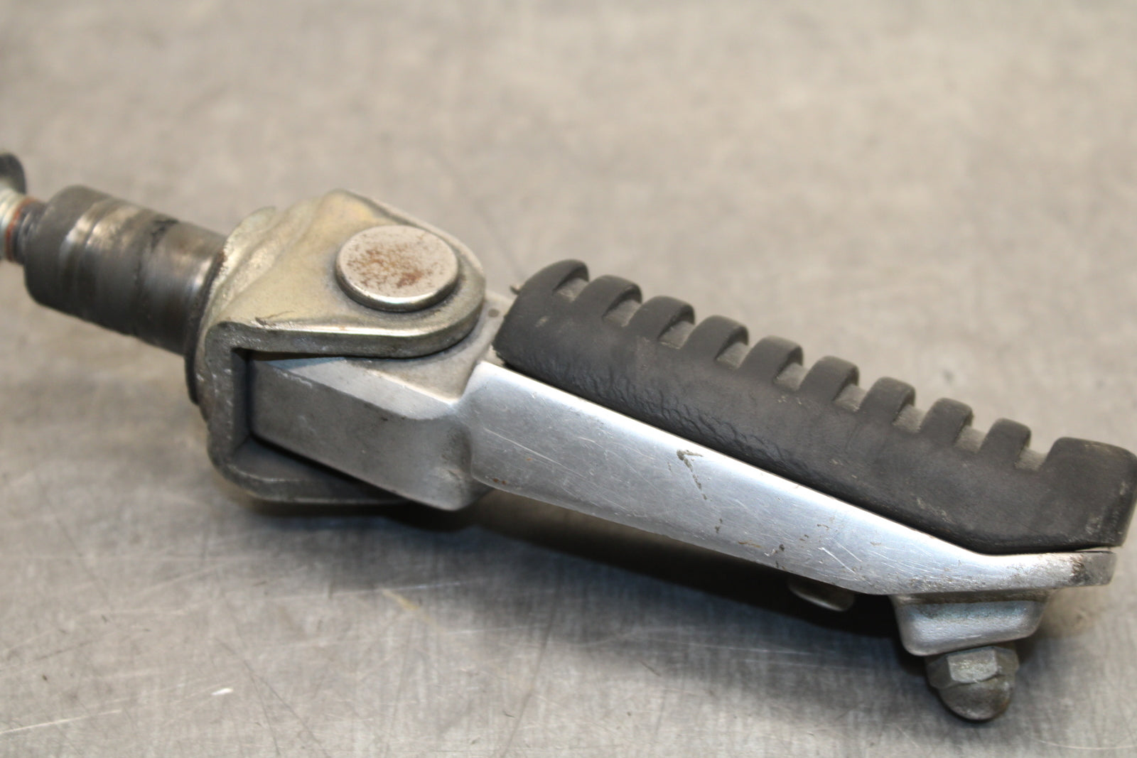 00-02 KAWASAKI NINJA ZX6R LEFT FRONT FOOT REST PEG STEP BB750