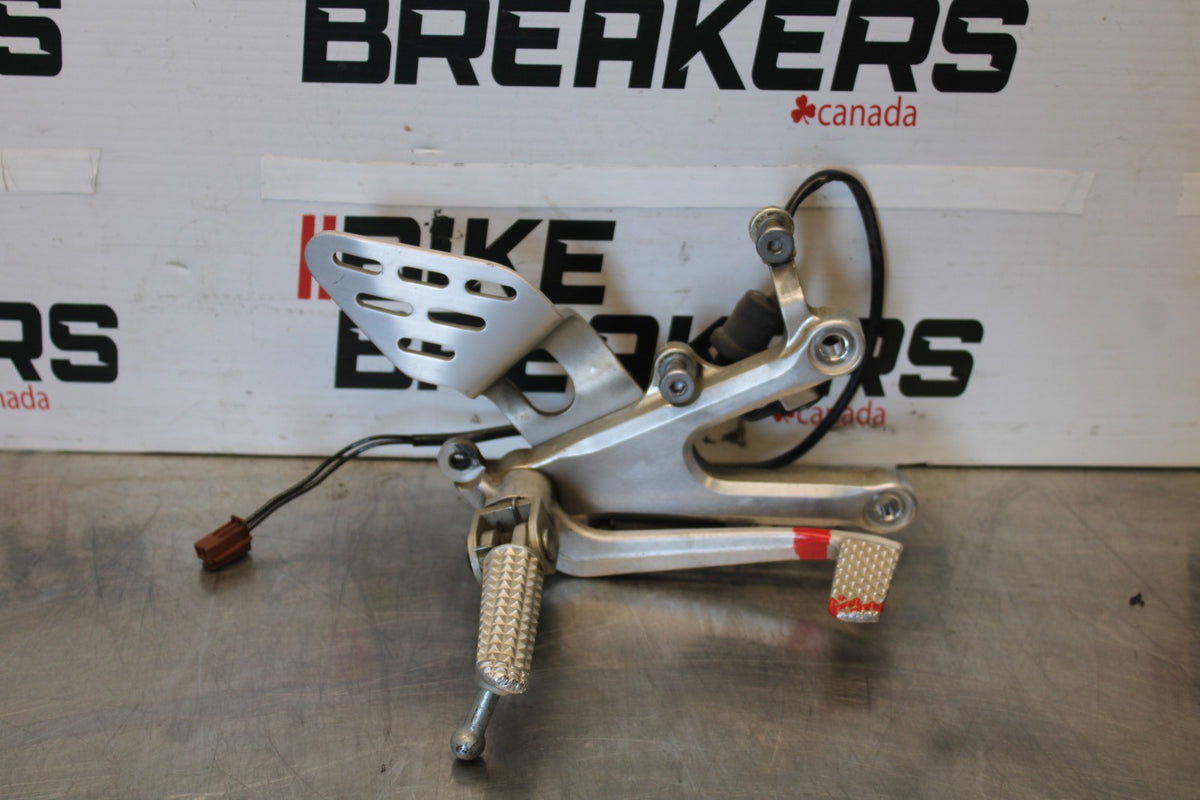 03-04 YAMAHA YZF R6 RIGHT REARSET REAR SET DRIVER FOOT PEG REST STOP BB890