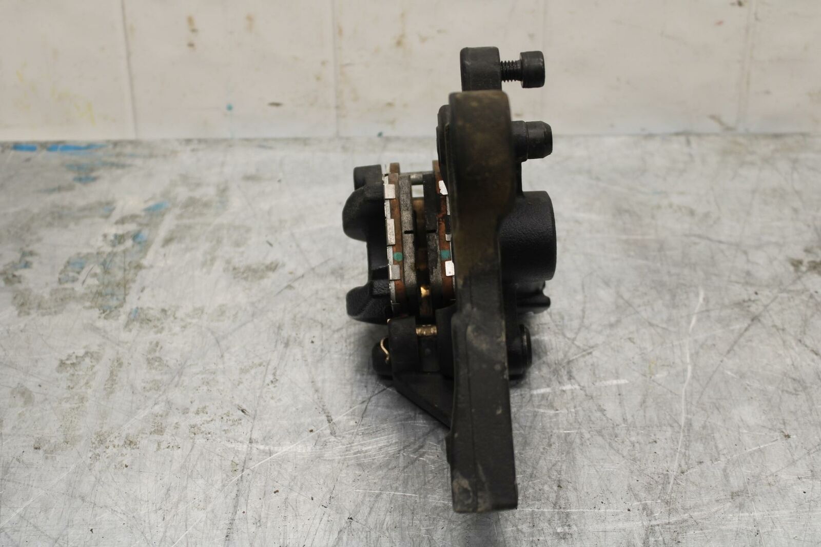 19-20 KAWASAKI NINJA ZX6R REAR BACK BRAKE CALIPER W MOUNT BRACKET BB419