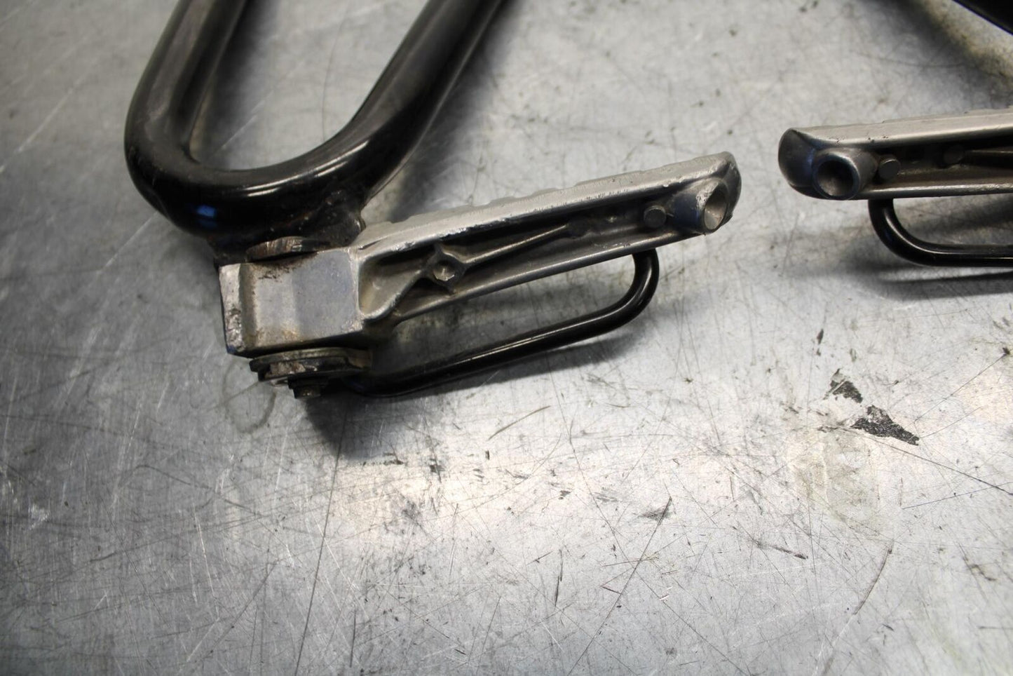 89-90 YAMAHA FZR600 REAR BACK PASSENGER PEG SET PAIR BB76