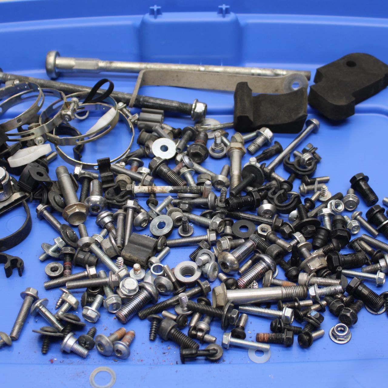 21 KAWASAKI NINJA ZX6R MISCELLANEOUS MOUNTING BOLTS HARDWARE MOTOR SCREWS BB647