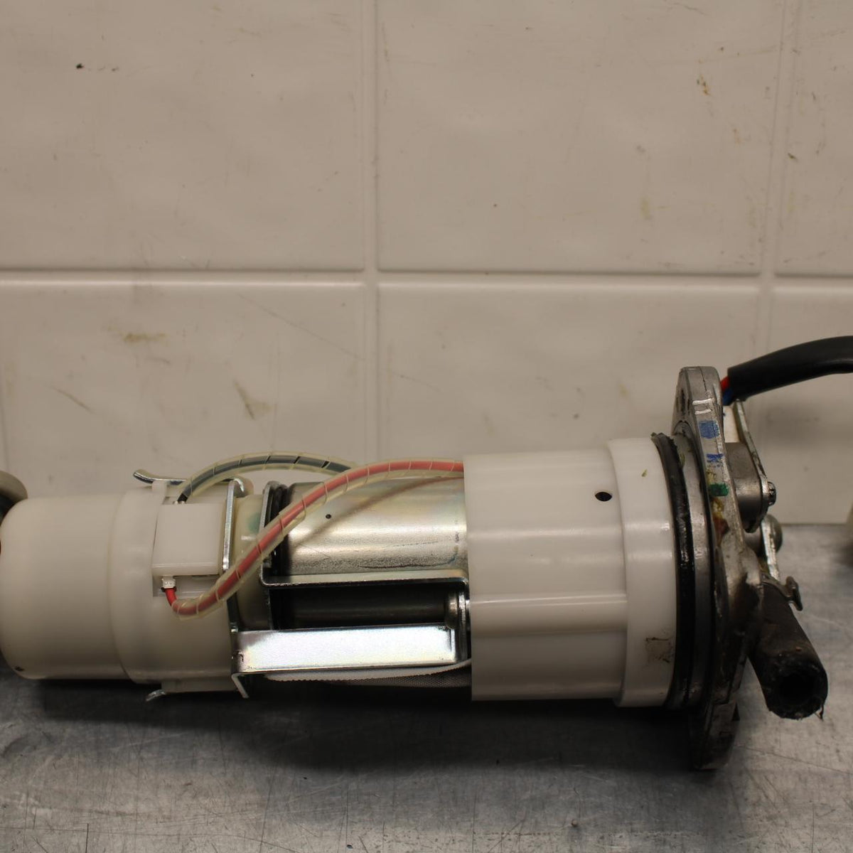 07-11 KTM  990 SUPER DUKE FUEL PUMP GAS PETROL SENDER UNIT BB578