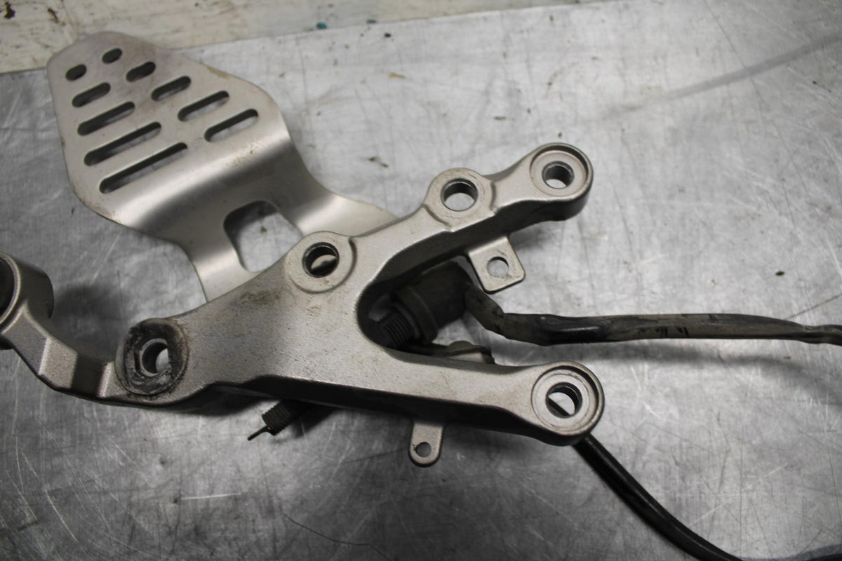 07 YAMAHA YZF R6 RIGHT REARSET REAR SET DRIVER FOOT PEG REST STOP BB495