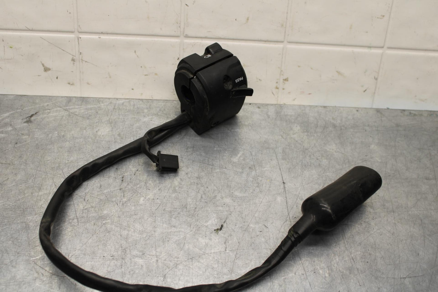 19-22 KAWASAKI Z400 LEFT CLIP ON HANDLE HORN SIGNALS SWITCH  BB586