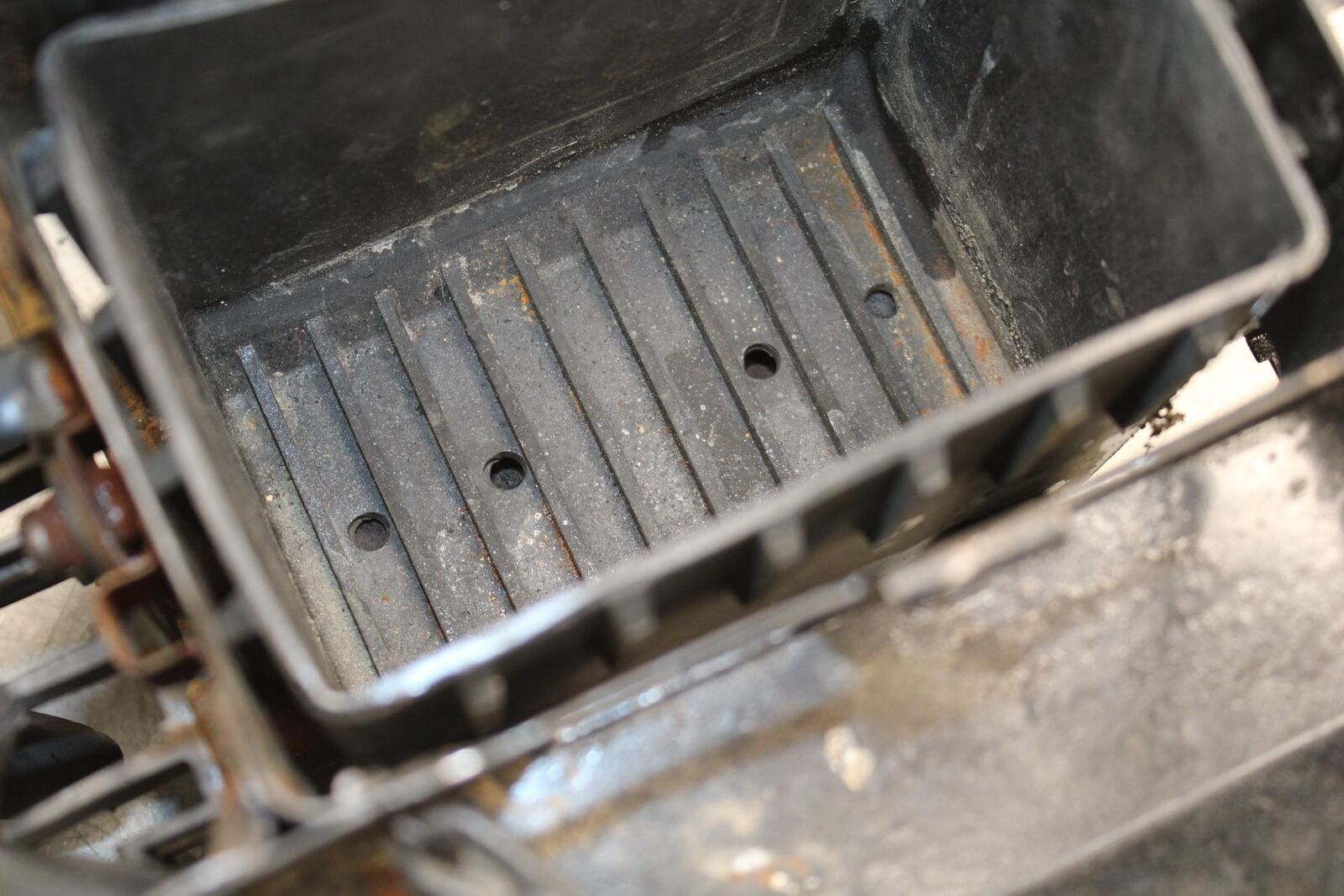 1977 Yamaha XS750 BATTERY TRAY BOX HOLDER BB554