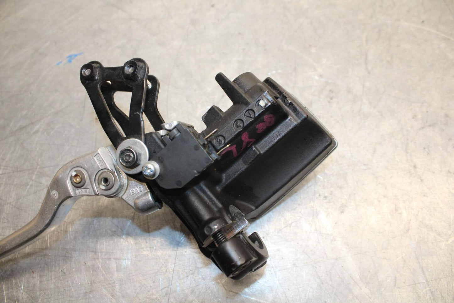 2015 Yamaha FJ09 FRONT BRAKE MASTER CYLINDER w/ LEVER BB41