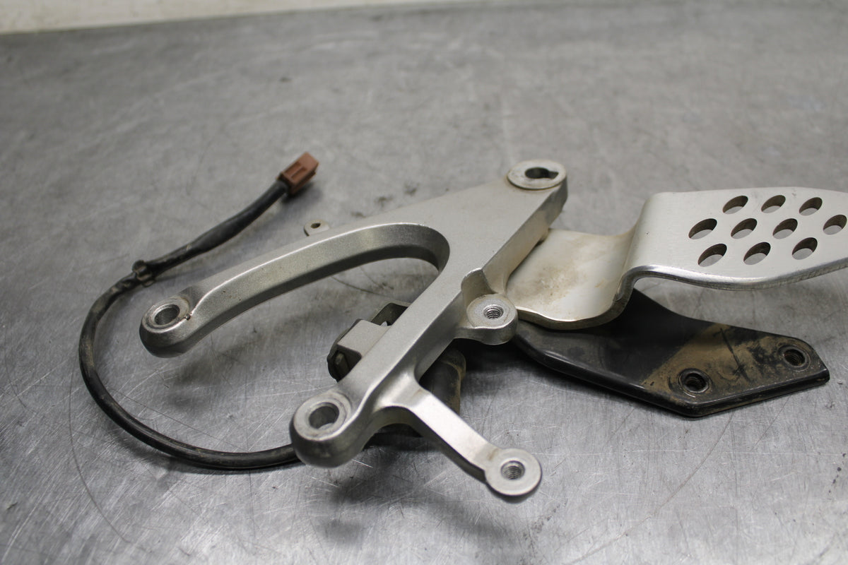 04-05 YAMAHA YZF R1 RIGHT REARSET REAR SET DRIVER FOOT PEG BRACKET MOUNT BB131