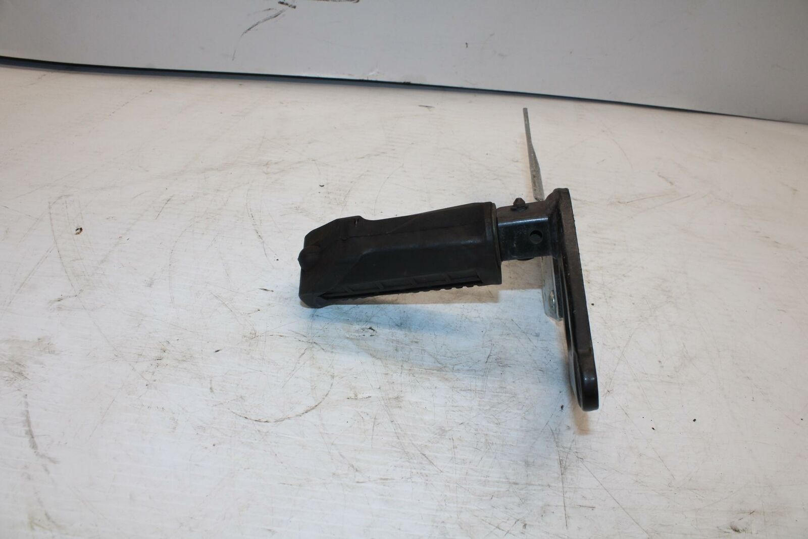 04-09 SUZUKI GS500F LEFT REARSET REAR SET DRIVER FOOT PEG BRACKET MOUNT BB261