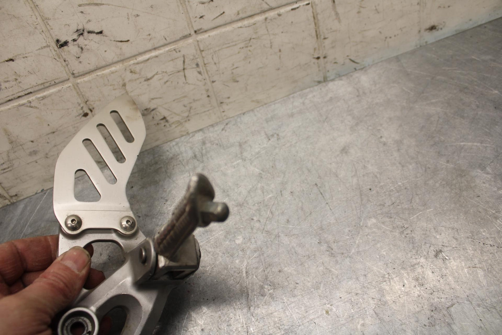 2006 Suzuki GSXR750 LEFT REARSET REAR SET DRIVER FOOT PEG REST STOP BB40
