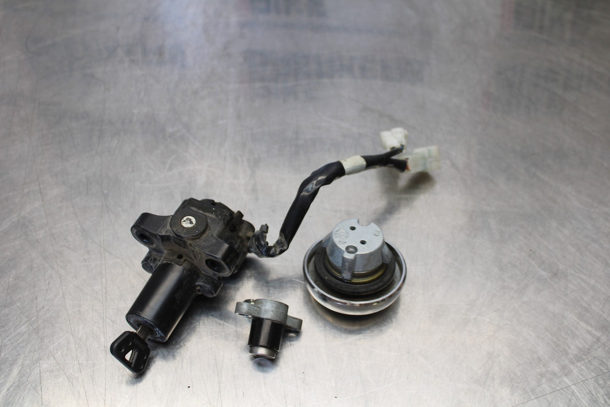 09 YAMAHA V STAR 950 IGNITION LOCK KEY SET W/ GAS CAP AND SEAT LOCK BB172