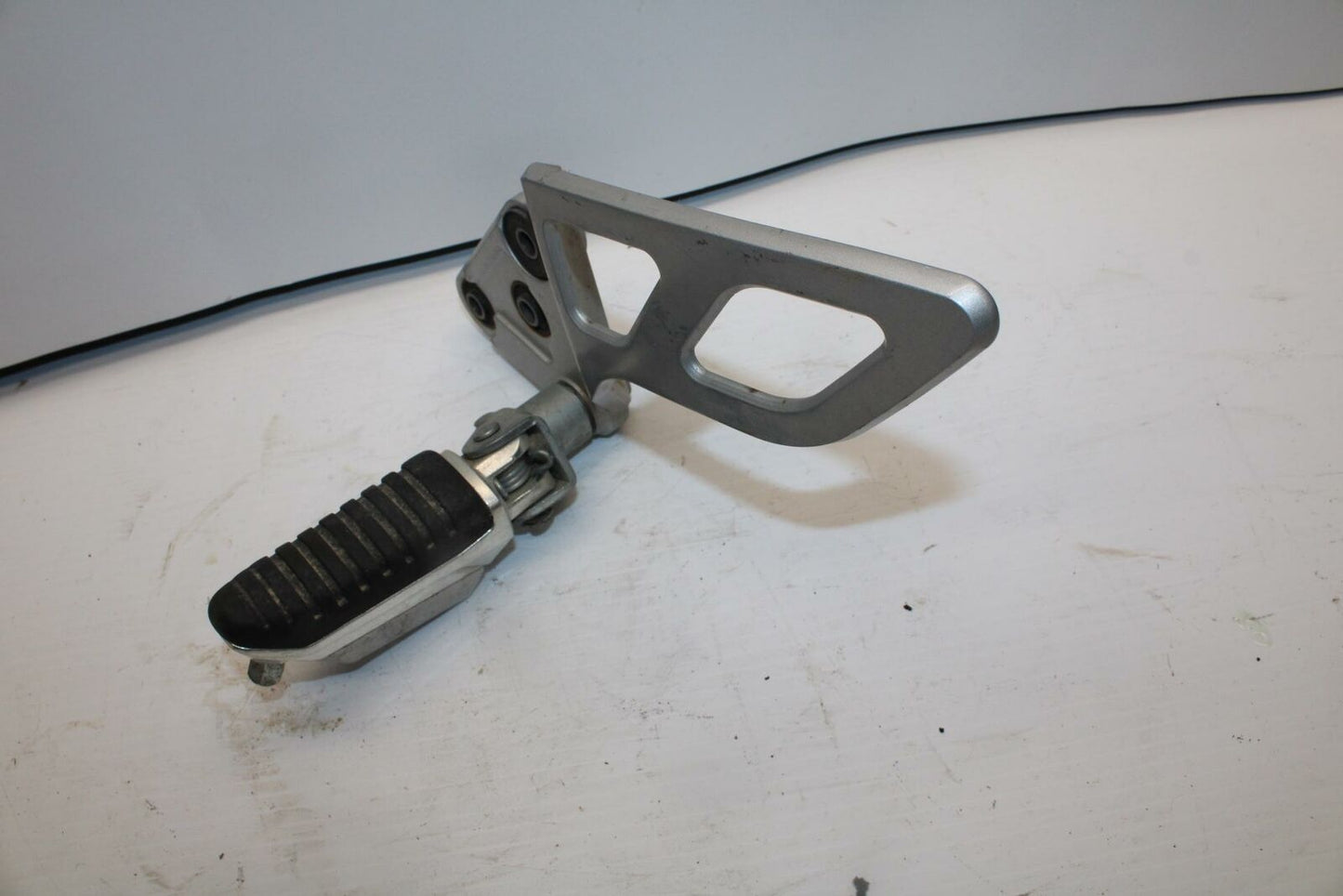 13-16 SUZUKI BANDIT 1250S  LEFT REARSET PEG DRIVER FOOT PEG BRACKET BB238