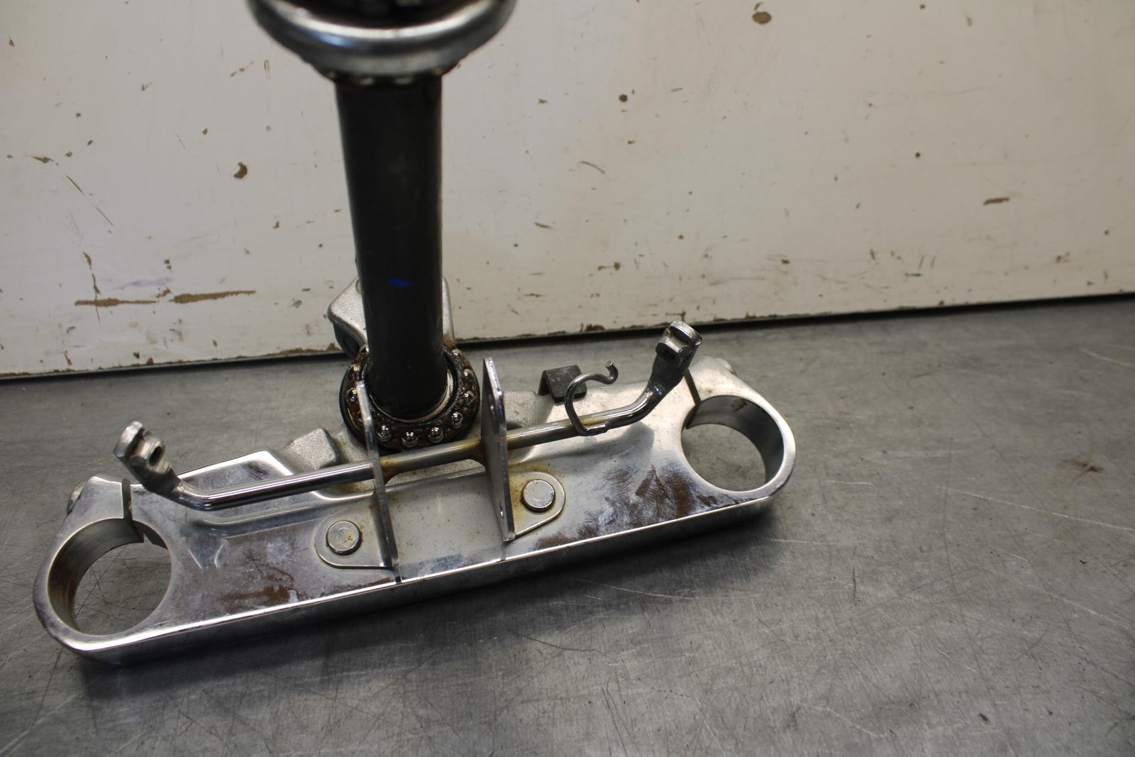01-02 HONDA SHADOW SPIRIT 750 FRONT FORKS CLAMP LOWER TRIPLE TREE STEM BB632