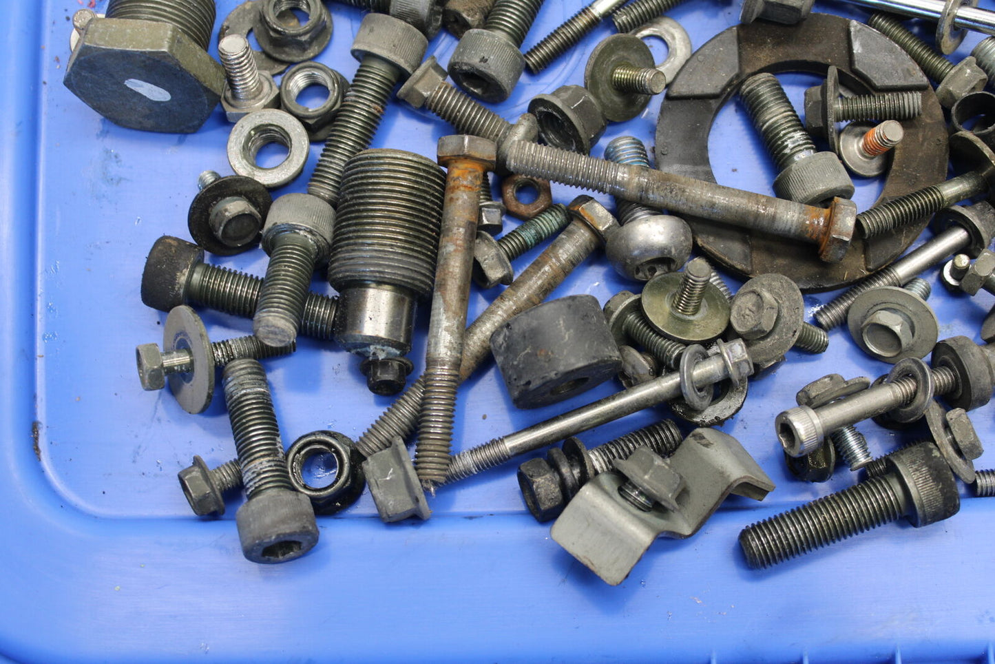 05-09 SUZUKI BOULEVARD C90 MOUNTING BOLTS HARDWARE MOTOR SCREWS BB692