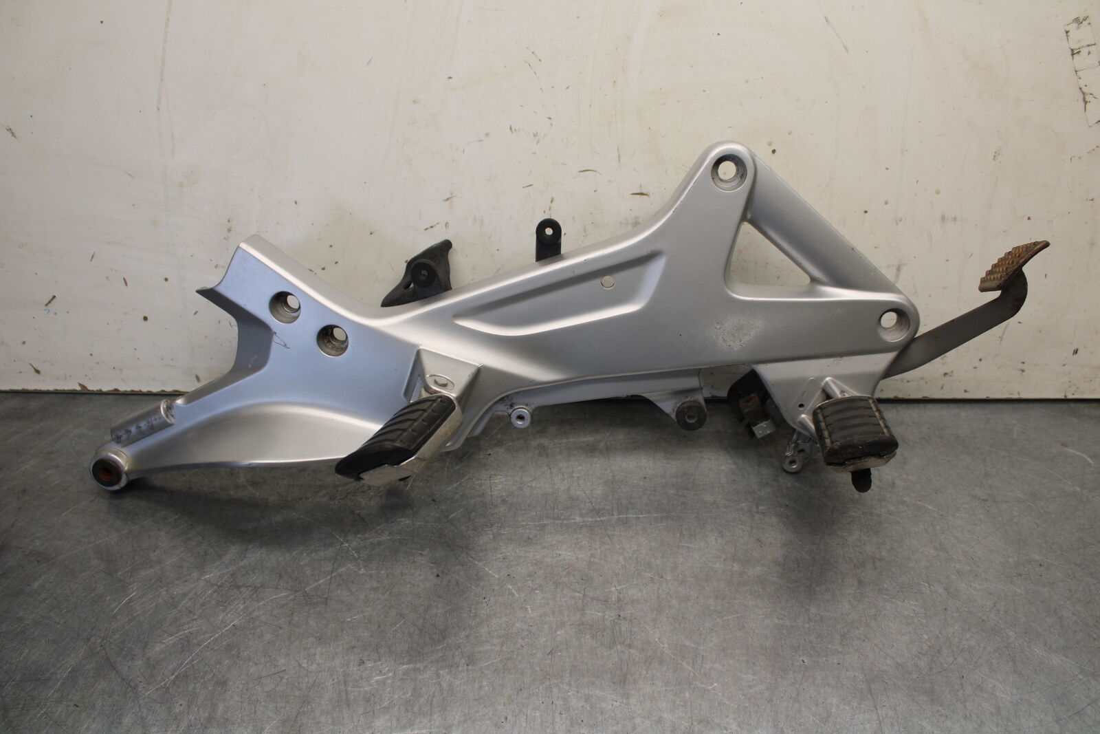 04-12 HONDA ST1300A RIGHT FRONT FOOT REST PEG STEP MOUNT BRACKET BB669