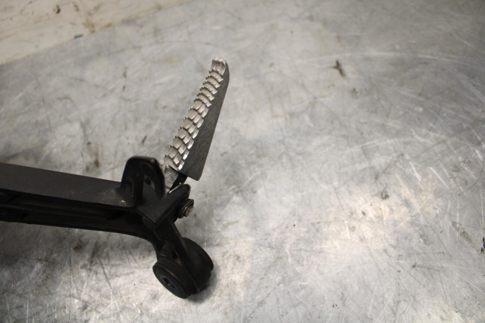 13 SUZUKI GSXR750 RIGHT REAR BACK PASSENGER PEG BB474