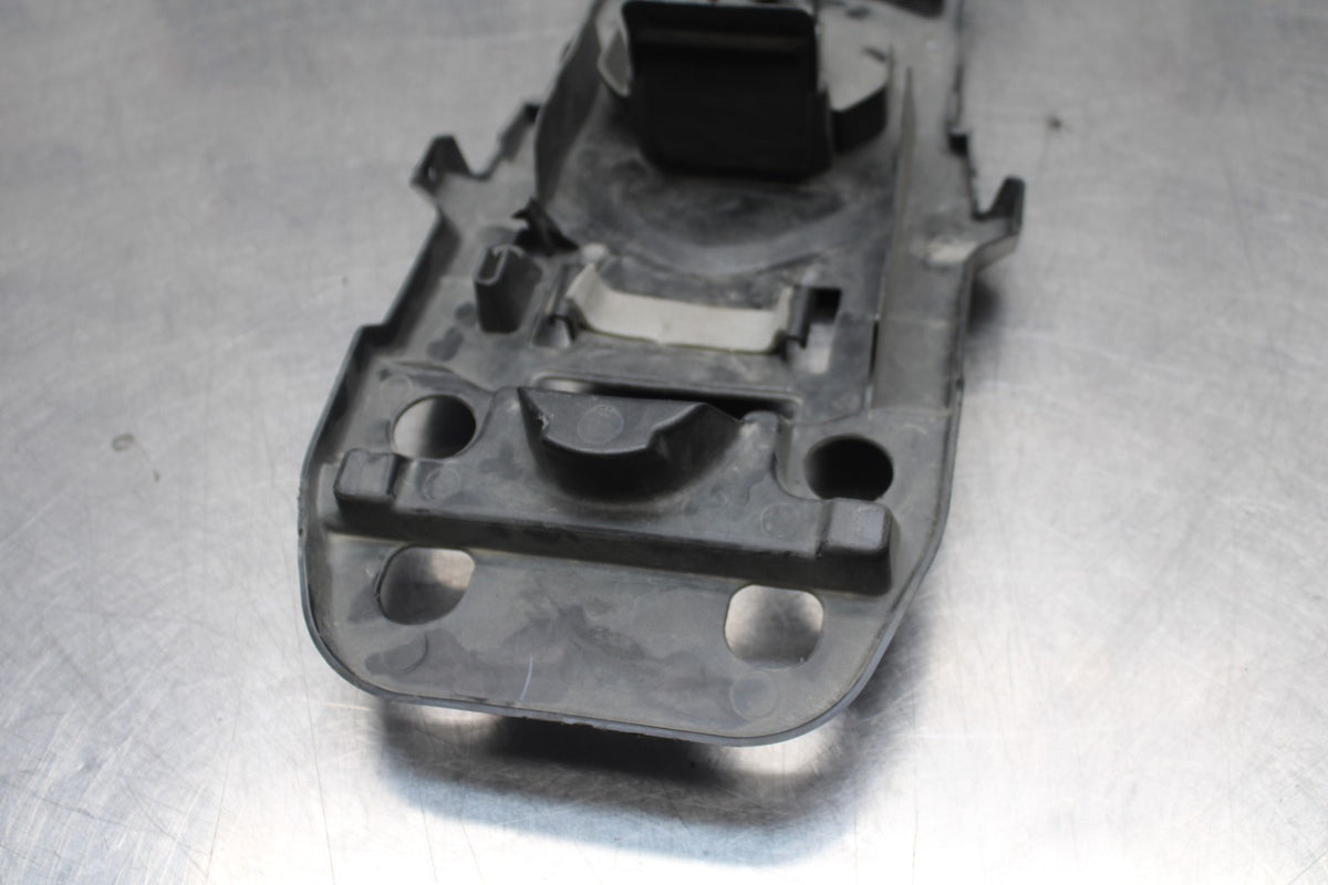 08-10 SUZUKI GSXR 600 REAR BACK TAIL UNDERTAIL BATTERY TRAY PLASTIC BB765