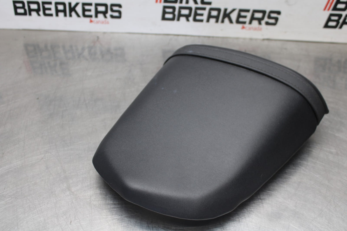 05 SUZUKI GSXR600 REAR BACK PASSENGER TANDEM SEAT PAD SADDLE PILLION BB329
