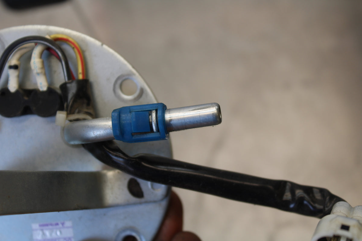 11 SUZUKI GSXR1000 FUEL PUMP GAS PETROL SENDER UNIT BB142