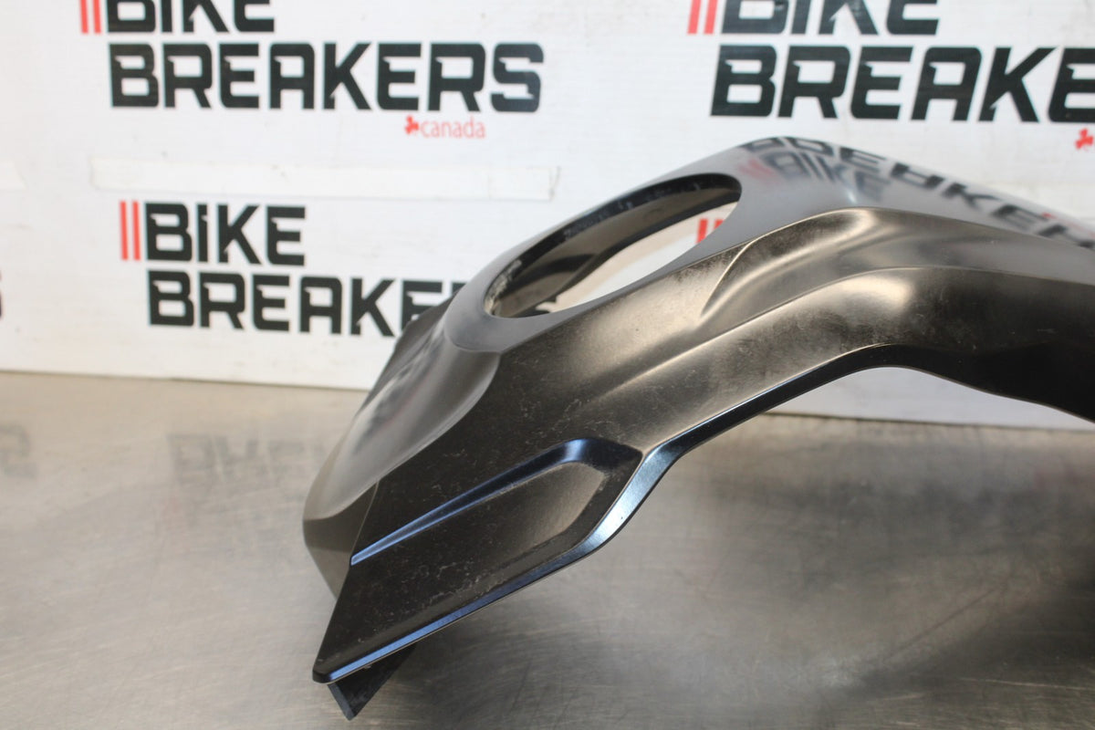 19 BMW F750GS CENTER GAS TANK FUEL CELL COVER FAIRING COWL BB938