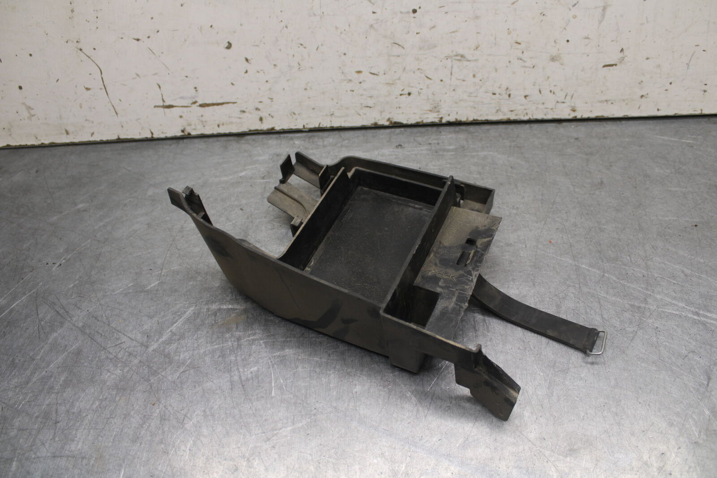 09-14 YAMAHA YZF R1 REAR BACK TAIL UNDERTAIL BATTERY TRAY PLASTIC BB696