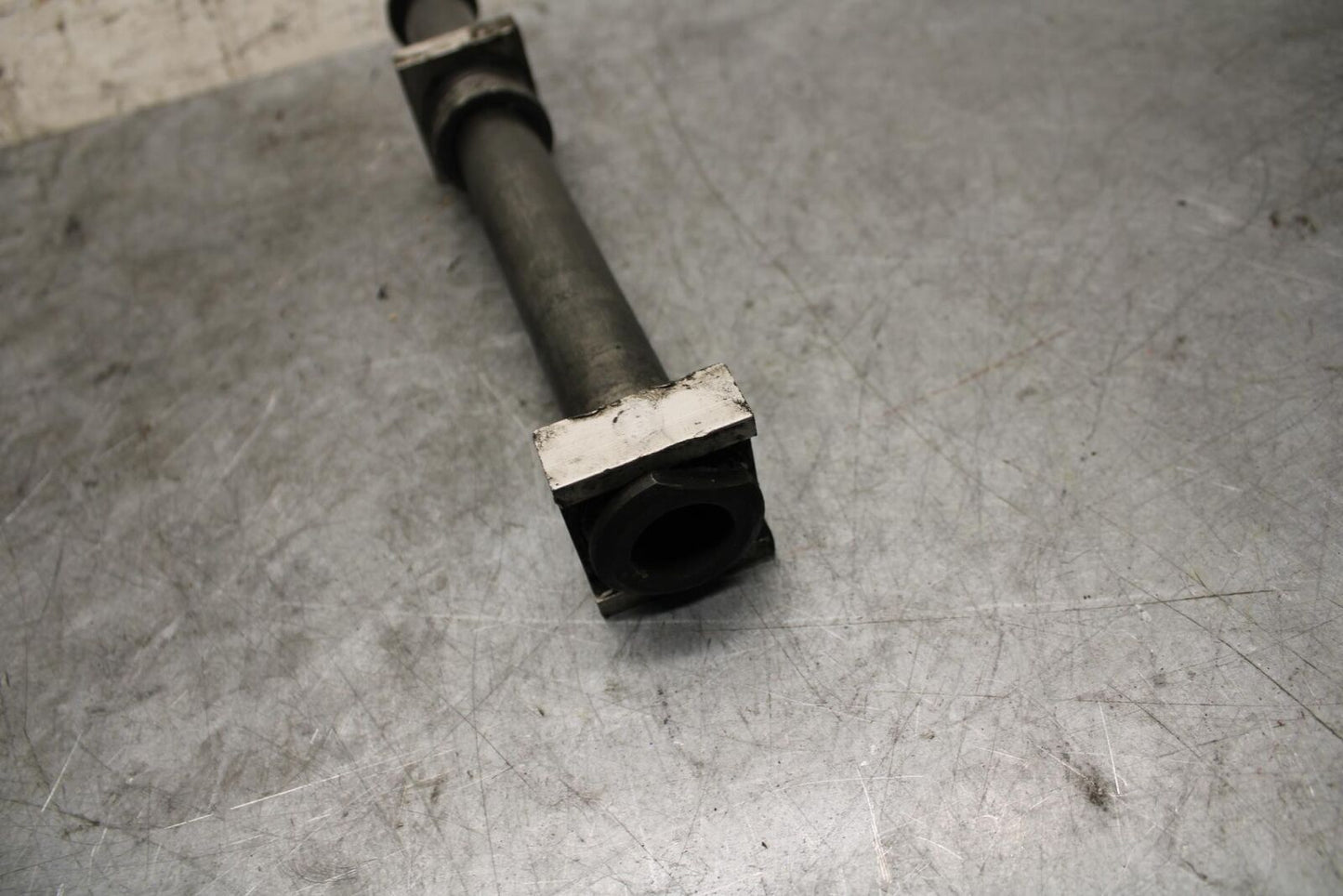 2002 Yamaha YZF R6 REAR AXLE  WHEEL RIM PIVOT BOLT AXEL 4XV-25381-00-00 BB545