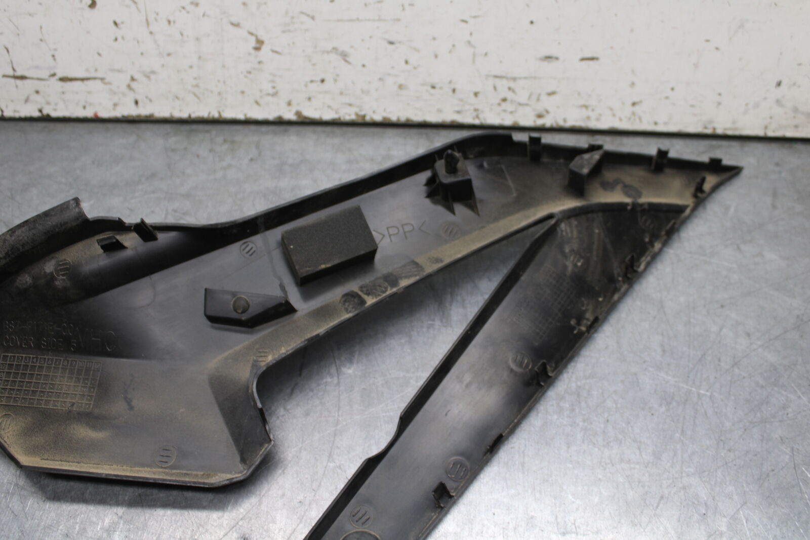 19-24 YAMAHA R3 LEFT FRONT SIDE SEAT SADDLE PANEL TRIM COWL FAIRING BB736