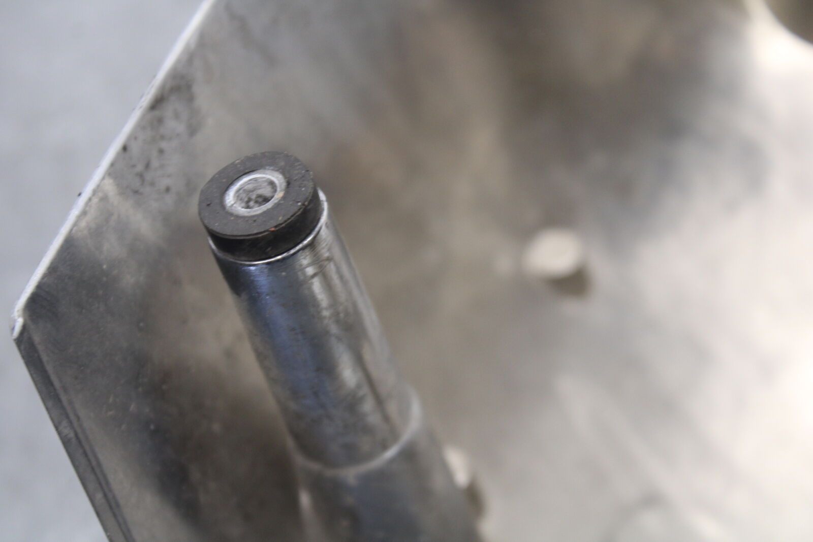 05-09 SUZUKI BOULEVARD C90 ENGINE SPROCKET COVER BB692