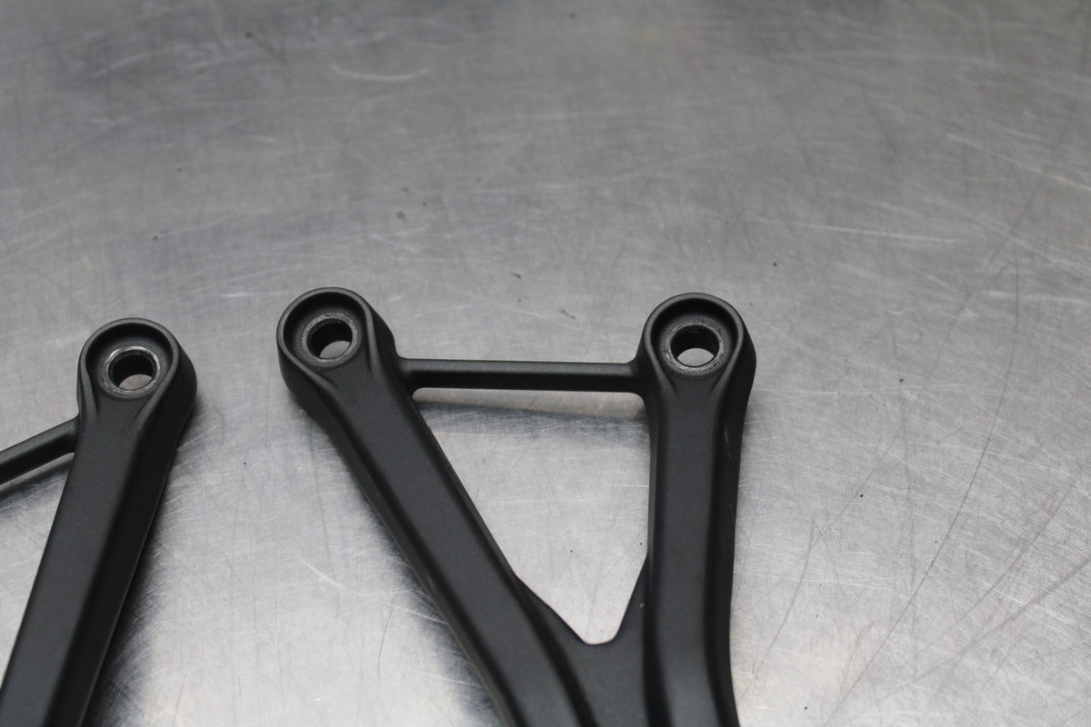 24-25 KAWASAKI NINJA ZX4R REAR BACK PASSENGER PEG SET PAIR BB610