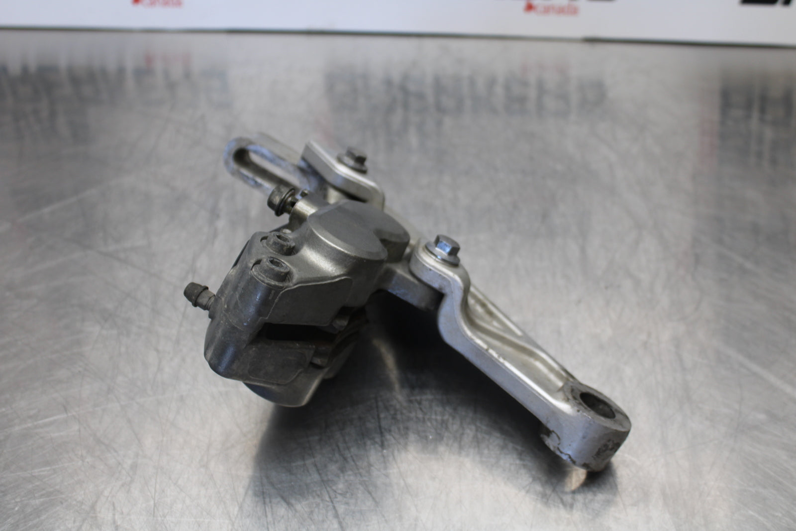 04 YAMAHA ROAD STAR XV1700A REAR BACK BRAKE CALIPER W MOUNT BRACKET BB155