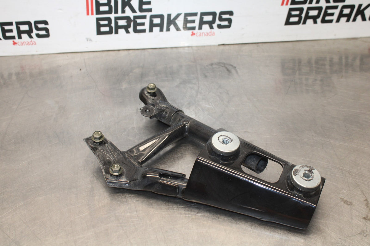 07 SUZUKI BOULEVARD M50 MUFFLER EXHAUST PIPE BRACKET MOUNT BB897