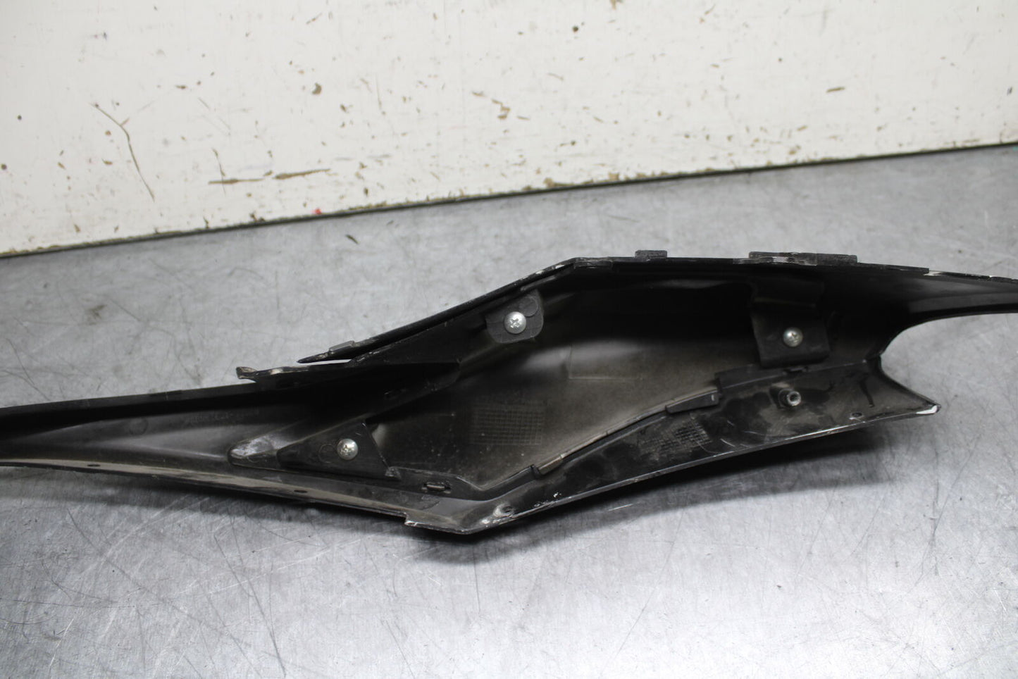08-10 SUZUKI GSXR 600  RIGHT REAR BACK TAIL FAIRING COWL SHROUD BB101