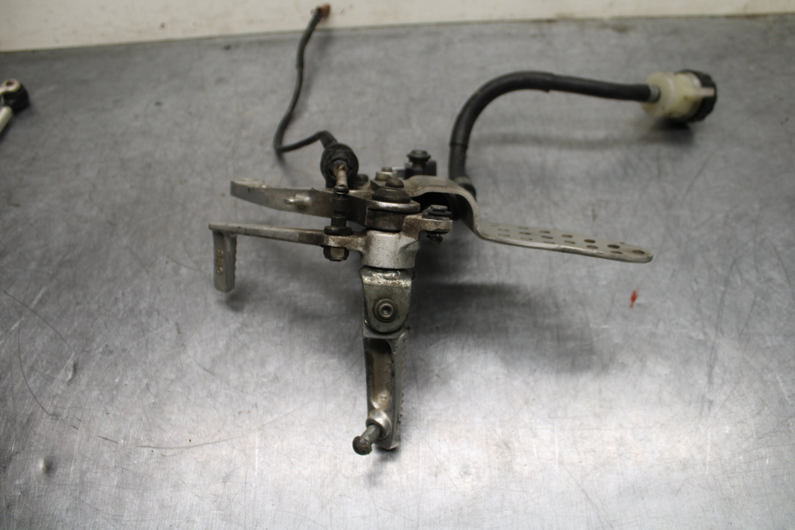 00-01 YAMAHA YZF R1 RIGHT REARSET REAR SET DRIVER FOOT PEG REST STOP BB755