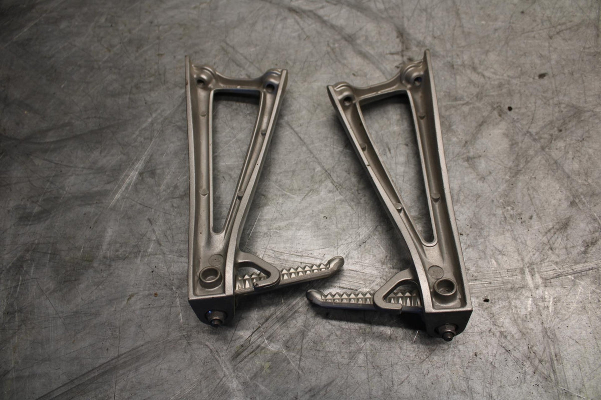 2009 Yamaha YZF R6 REAR BACK PASSENGER PEG SET PAIR 2C0-2741L-00-00 BB532