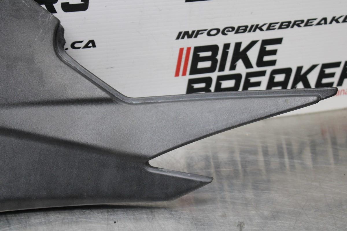 09 KAWASAKI NINJA 250R LEFT FRONT SIDE SEAT SADDLE PANEL TRIM COWL FAIRING BB824