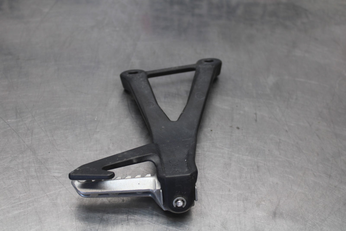 23-26 KAWASAKI NINJA ZX4RR LEFT REAR BACK PASSENGER PEG BB898