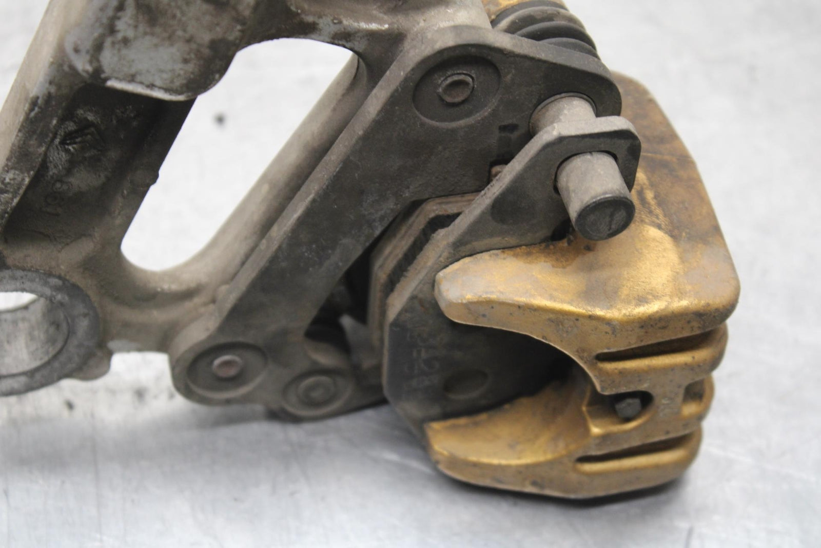 03-04 KAWASAKI NINJA ZX6RR REAR BACK BRAKE CALIPER W MOUNT BRACKET BB105