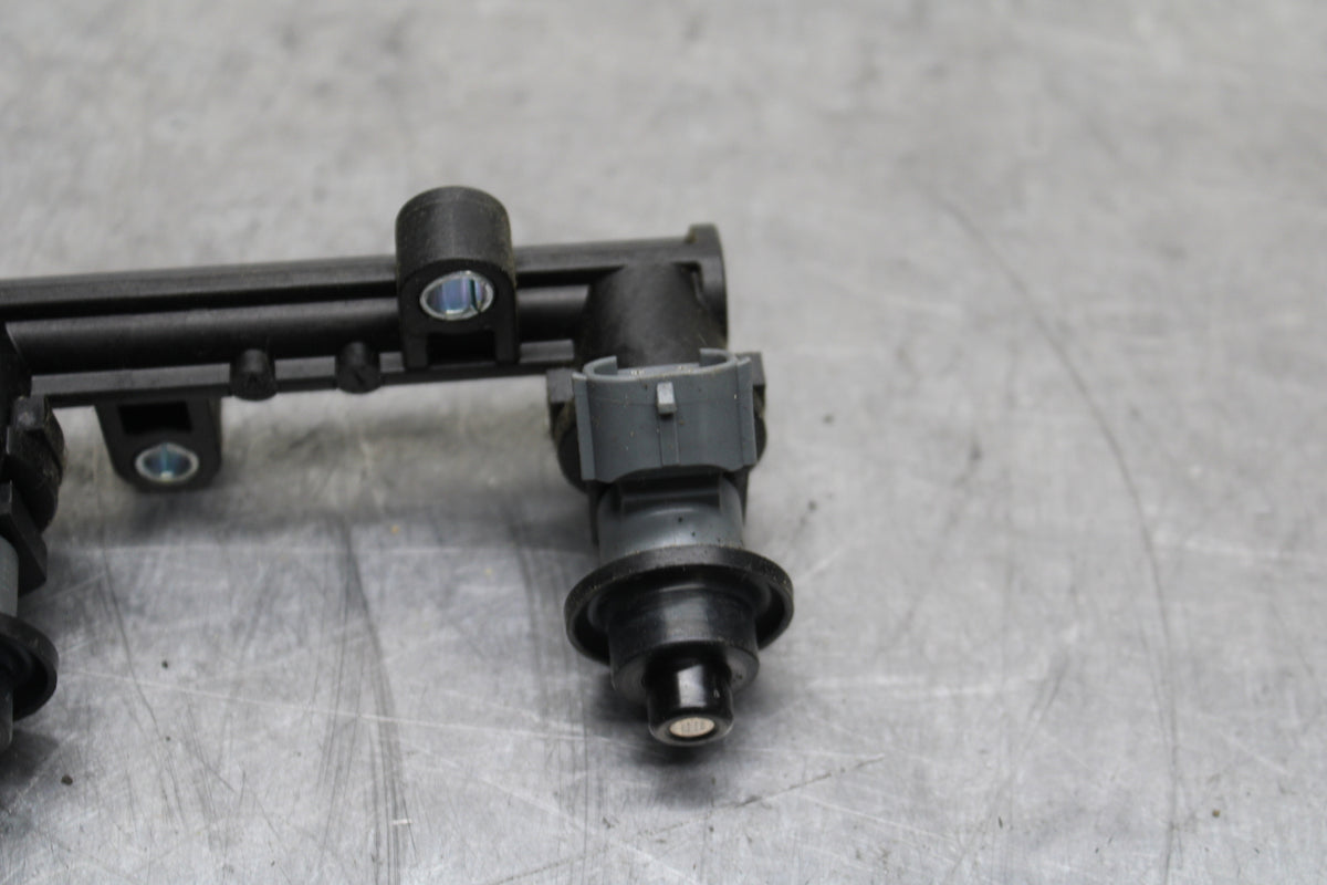 10-11 HONDA CBR1000RR SECONDARY FUEL INJECTORS TOP AIRBOX GAS RAIL BB128
