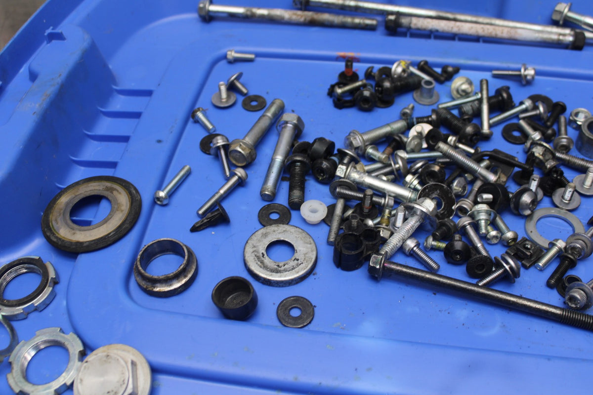 16 YAMAHA XSR900 ENGINE MOUNTING BOLTS HARDWARE MOTOR SCREWS BB786
