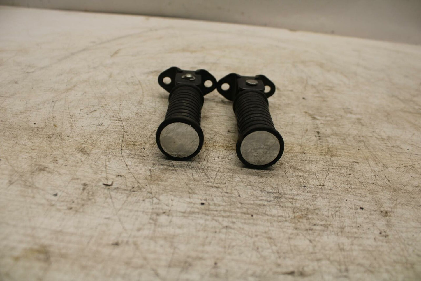 06-21 KAWASAKI VULCAN 900 FRONT FOOT RESTS PEGS STEPS SET PAIR BB363